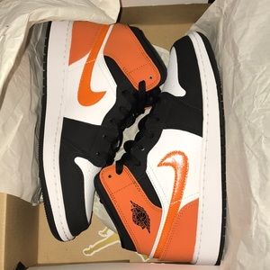 Jordan 1s mid